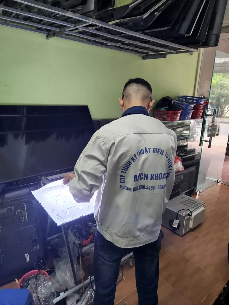 Thay màn hình tivi LG 55 inch giá bao nhiêu? Báo giá & lưu ý quan trọng 