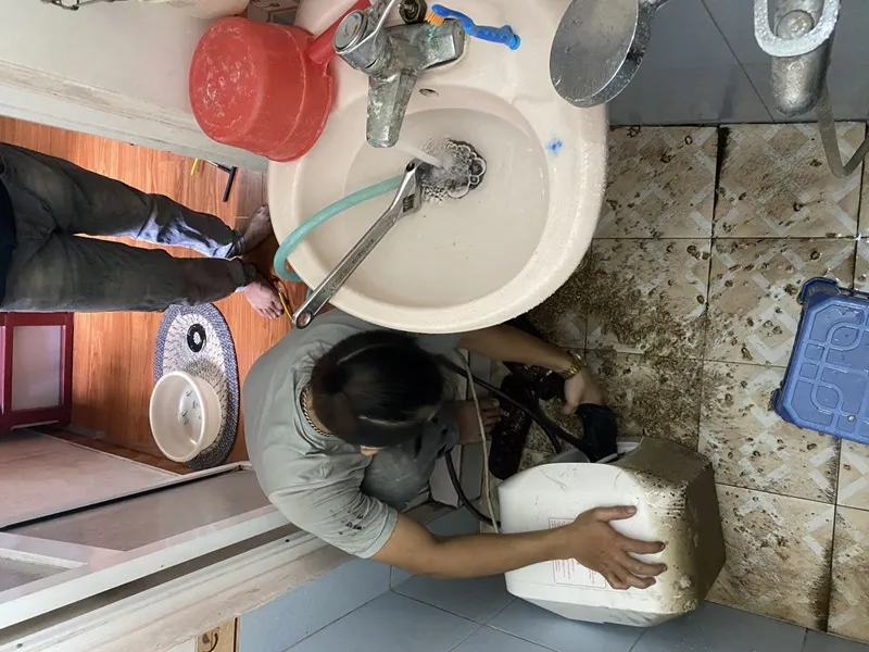 cách tháo vỏ nhựa bình nóng lạnh Ariston