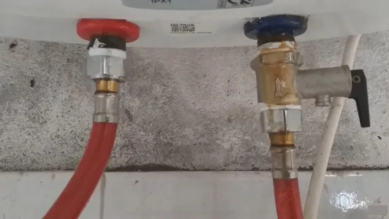 cách tháo vỏ nhựa bình nóng lạnh Ariston